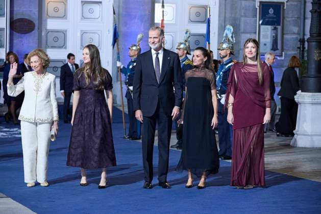 October 24, 2025, Oviedo, Oviedo, Spain: KING FELIPE VI of Spain, QUEEN LETIZIA of Spain, FORMER QUEEN SOFIA, CROWN PRINCESS LEONOR of Spain and PRINCESS SOFIA of Spain attend the Princesa de Asturias Awards 2025 ceremony Oviedo Spain - ZUMAc260 20251024_zep_c260_106 Copyright: xMikexChicorrox