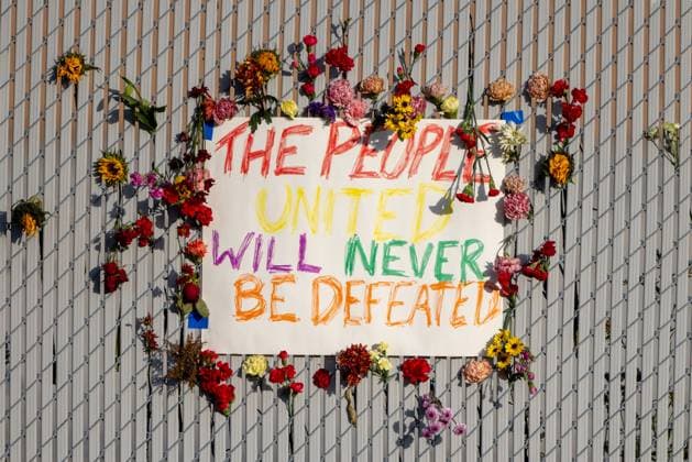 News Themen der Woche KW 43 Protesters rally against ICE outside Immigration and Customs Enforcement facility in Chicago CHICAGO, UNITED STATES - OCTOBER 24: Flowers and signs adorn a fence near where hundreds protested the Immigration and Customs Enforcement facility in near Chicago, Illinois, United States on October 24, 2025. Arthur Maiorella Anadolu Chicago United States. Editorial use only. Please get in touch for any other usage.  Copyright: x2025xAnadoluxArthurxMaiorellax