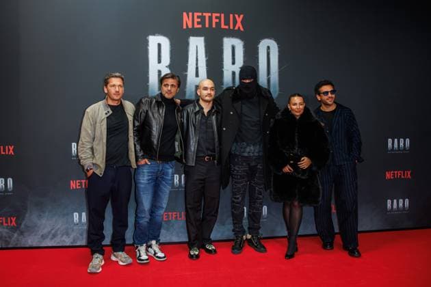 Premiere - BABO - Die Haftbefehl Story - Paco-Luca Nitsche, Juan Moreno, Sinan Sevinc, Haftbefehl (Aykut Anhan), Nina Anhan und Elyas M Barek bei der Premiere desr Netflix Doku BABO - Die Haftbefehl Story im Astor Film Lounge am 22.10.2025 in Berlin. Copyright: xEventpressxKochanx