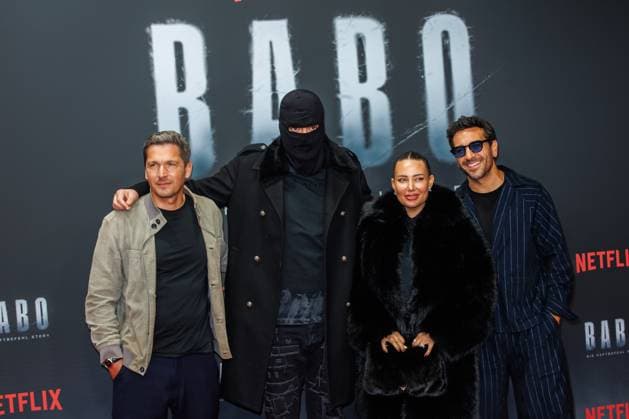 Premiere - BABO - Die Haftbefehl Story - Paco-Luca Nitsche, Haftbefehl (Aykut Anhan), Nina Anhan und Elyas M Barek bei der Premiere desr Netflix Doku BABO - Die Haftbefehl Story im Astor Film Lounge am 22.10.2025 in Berlin. Copyright: xEventpressxKochanx