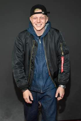 abb Haftbefehl- Leonhard Kunz zu Gast auf dem roten Teppich des Special Screening Event der Netflix Doku Highlight Babo Die Haftbefehl Story in der Astor Film Lounge am 24.10.2025in Berlin Berlin Deutschland