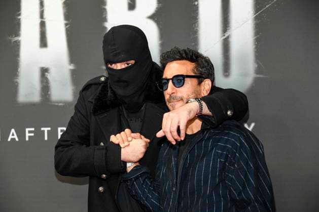 abb Haftbefehl- Aykut Anhan mit Sturmhaube und Elyas M Barek zu Gast auf dem roten Teppich des Special Screening Event dem Netflix Doku Highlight Babo Die Haftbefehl Story in der Astor Film Lounge am 24.10.2025in Berlin Berlin Deutschland