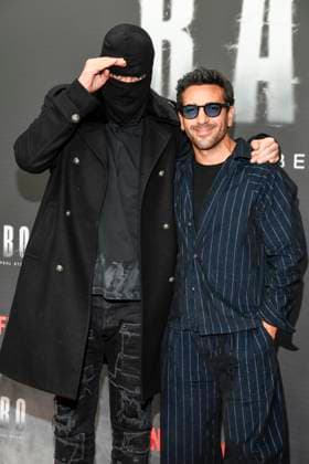 abb Haftbefehl- Aykut Anhan mit Sturmhaube und Elyas M Barek zu Gast auf dem roten Teppich des Special Screening Event dem Netflix Doku Highlight Babo Die Haftbefehl Story in der Astor Film Lounge am 24.10.2025in Berlin Berlin Deutschland