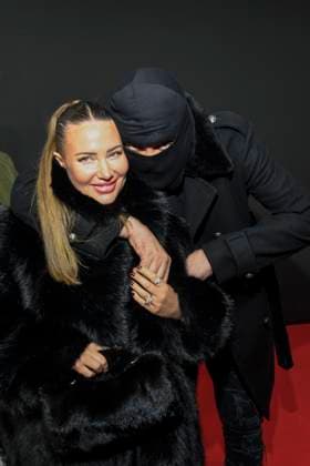 abb Haftbefehl- Nina Anhan mit Aykut Anhan mit Sturmhaube zu Gast auf dem roten Teppich des Special Screening Event dem Netflix Doku Highlight Babo Die Haftbefehl Story in der Astor Film Lounge am 24.10.2025in Berlin Berlin Deutschland