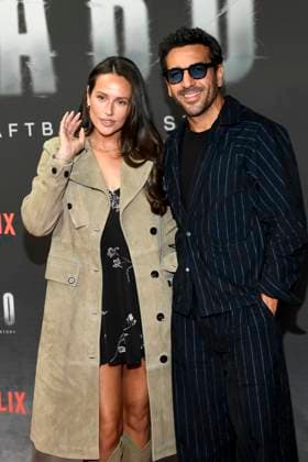 abb Haftbefehl- Jessica Riso und Elyas M Barek Ehepaar zu Gast auf dem roten Teppich des Special Screening Event dem Netflix Doku Highlight Babo Die Haftbefehl Story in der Astor Film Lounge am 24.10.2025in Berlin Berlin Deutschland