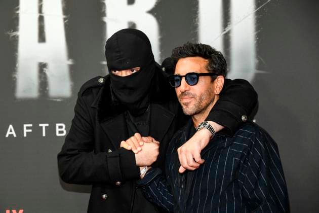 abb Haftbefehl- Aykut Anhan mit Sturmhaube und Elyas M Barek zu Gast auf dem roten Teppich des Special Screening Event dem Netflix Doku Highlight Babo Die Haftbefehl Story in der Astor Film Lounge am 24.10.2025in Berlin Berlin Deutschland *** abb Haftbefehl Aykut Anhan with balaclava and Elyas M Barek as guests on the red carpet of the special screening event of the Netflix documentary highlight Babo The Haftbefehl Story at the Astor Film Lounge on 24 10 2025in Berlin Berlin Germany