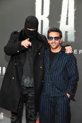 abb Haftbefehl- Aykut Anhan mit Sturmhaube und Elyas M Barek zu Gast auf dem roten Teppich des Special Screening Event dem Netflix Doku Highlight Babo Die Haftbefehl Story in der Astor Film Lounge am 24.10.2025in Berlin Berlin Deutschland
