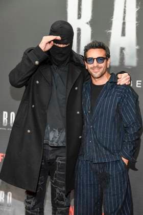 abb Haftbefehl- Aykut Anhan mit Sturmhaube und Elyas M Barek zu Gast auf dem roten Teppich des Special Screening Event dem Netflix Doku Highlight Babo Die Haftbefehl Story in der Astor Film Lounge am 24.10.2025in Berlin Berlin Deutschland