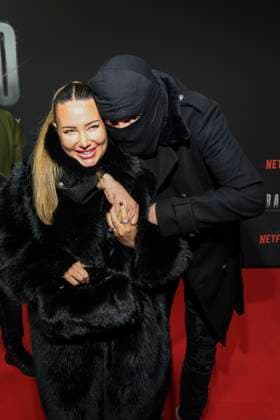 abb Haftbefehl- Nina Anhan mit Aykut Anhan mit Sturmhaube zu Gast auf dem roten Teppich des Special Screening Event dem Netflix Doku Highlight Babo Die Haftbefehl Story in der Astor Film Lounge am 24.10.2025in Berlin Berlin Deutschland