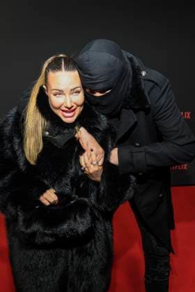 abb Haftbefehl- Nina Anhan mit Aykut Anhan mit Sturmhaube zu Gast auf dem roten Teppich des Special Screening Event dem Netflix Doku Highlight Babo Die Haftbefehl Story in der Astor Film Lounge am 24.10.2025in Berlin Berlin Deutschland