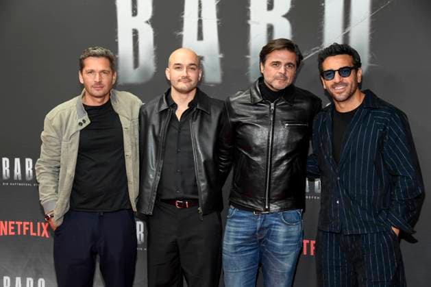 abb Haftbefehl- Pacco-Luca Nitsche, Sinan Sevinc, Juan Moreno und Elyas M Barek zu Gast auf dem roten Teppich des Special Screening Event dem Netflix Doku Highlight Babo Die Haftbefehl Story in der Astor Film Lounge am 24.10.2025in Berlin Berlin Deutschland