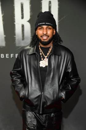 abb Haftbefehl- Rapper Reezy zu Gast auf dem roten Teppich des Special Screening Event dem Netflix Doku Highlight Babo Die Haftbefehl Story in der Astor Film Lounge am 24.10.2025in Berlin Berlin Deutschland