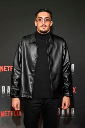 abb Haftbefehl- Capo Rapper zu Gast auf dem roten Teppich des Special Screening Event dem Netflix Doku Highlight Babo Die Haftbefehl Story in der Astor Film Lounge am 24.10.2025in Berlin Berlin Deutschland