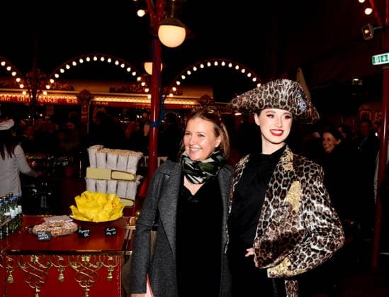 Katharina Boehm Schauspielerin mit Roncalli Kuenstlerin Muenchen 2410.2025 Werksviertel Muenchen Circus Roncalli Premiere-Art ist Art Foto Muenchen