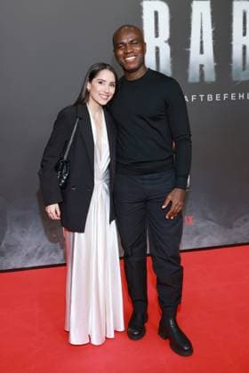 24.10.2025, Ferdinand Owusu-Ansah aka Frizzo mit Begleitung zur Netflix Premiere von Babo Ð Die Haftbefehl-Story, Astor Film Lounge, Berlin, Berlin