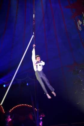 Justin Philadelphia Fliegender Mast Artistik Show Muenchen 2410.2025 Werksviertel Muenchen Circus Roncalli Premiere-Art ist Art Foto Muenchen *** Justin Philadelphia Flying Mast Artistic Show Munich 2410 2025 Werksviertel Munich Circus Roncalli Premiere Art is Art Photo Munich