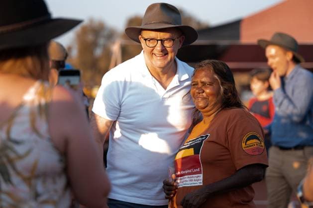 News Themen der Woche KW 43 News Bilder des Tages ULURU 40TH ANNIVERSARY HANDBACK, Australian Prime Minister Anthony Albanese (left) poses for a photograph during the ceremony marking the 40th anniversary of the handback of Uluru to Traditional Owners, at Uluru National Park, Northern Territory, Saturday, October 25, 2025. ( NO ARCHIVING NORTHERN TERRITORY Australia Uluru National Park  Copyright: xSARAxMAIORINOx 20251025117014699420