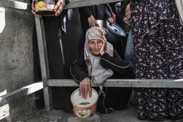 News Themen der Woche KW 43 News Bilder des Tages Palestinians queue for hot meals amid worsening crisis in Gaza DEIR AL-BALAH, GAZA - OCTOBER 25: Palestinians, including children, who are struggling to access food due to ongoing Israeli attacks, receive hot meals distributed by the charity organization at Nuseirat refugee camp in Deir al-Balah, Gaza, on October 25, 2025. Moiz Salhi Anadolu Deir al-Balah Gaza. Editorial use only. Please get in touch for any other usage.  Copyright: x2025xAnadoluxMoizxSalhix