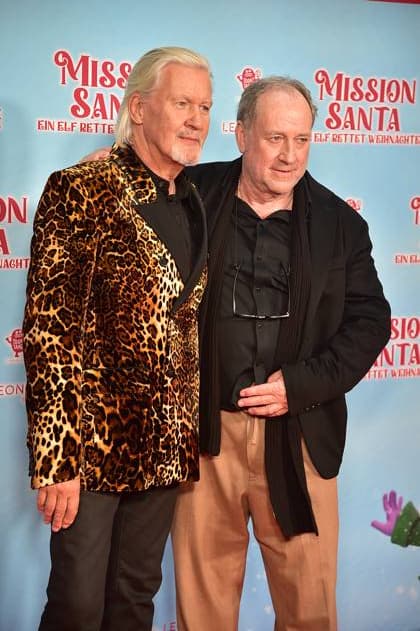 MISSION SANTA, ein ELf rettet Weihnachten Jonny logan,Singer, Harold Faltermeyer, Producer, Musiker Ankuft, roter Teppich zur Premiere des Animationsfilmes fuer Kinder - MISSION SANTA, ein ELf rettet Weihnachten -in Berlin am 25.10.2025