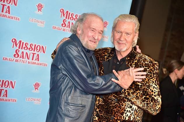 MISSION SANTA, ein ELf rettet Weihnachten Michael Mendl, Jonny Logan Ankuft, roter Teppich zur Premiere des Animationsfilmes fuer Kinder - MISSION SANTA, ein ELf rettet Weihnachten -in Berlin am 25.10.2025