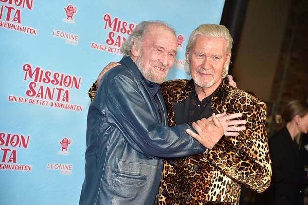 MISSION SANTA, ein ELf rettet Weihnachten Michael Mendl, Jonny Logan Ankuft, roter Teppich zur Premiere des Animationsfilmes fuer Kinder - MISSION SANTA, ein ELf rettet Weihnachten -in Berlin am 25.10.2025