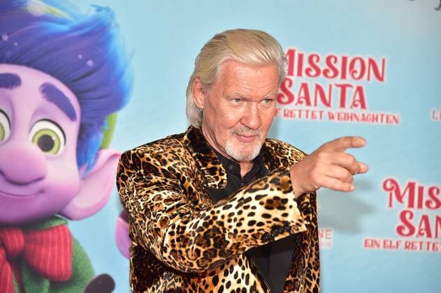 MISSION SANTA, ein ELf rettet Weihnachten Jonny Logan, Sanger, Singt den Titelsong für den Film Ankuft, roter Teppich zur Premiere des Animationsfilmes fuer Kinder - MISSION SANTA, ein ELf rettet Weihnachten -in Berlin am 25.10.2025
