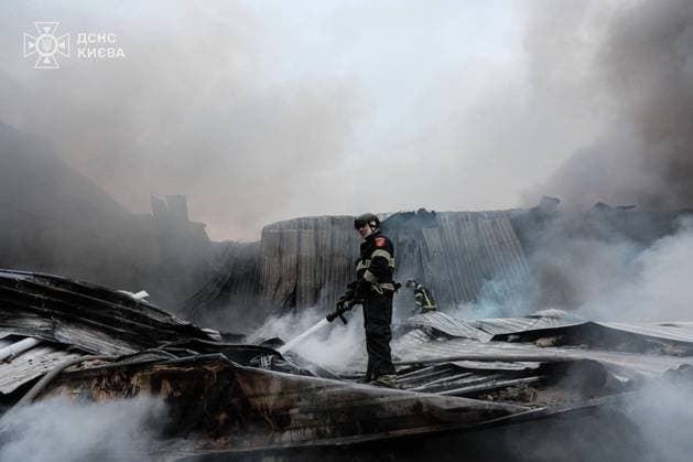 News Themen der Woche KW 43 News Bilder des Tages Two people were killed and thirteen were injured during Russian strikes on the Ukrainian capital of Kyiv overnight on Saturday, October 25, 2025. Members of Ukraine s State Emergency Services were involved in containing the damage, searching for survivors, and tending to the wounded. Photo via Ukrainian Ministry of Internal Affairs  WAX2025102504 UKRAINIANxMINISTRYxOFxINTERNALxA