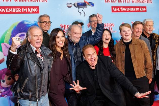 Mission Santa - Ein Elf rettet Weihnachten - Wolfgang Fierek, Götz Otto, Bettina Zimmermann, Michael Mendl, Oliver Kalkofe, Dave Malloy, Vanessa Maria Gierzwecki, Julius Weckauf und Johnny Logan bei der Premiere Mission Santa - Ein Elf rettet Weihnachten im Kino in der Kulturbrauerei am 25.10.2025 in Berlin. Copyright: xEventpressxKochanx