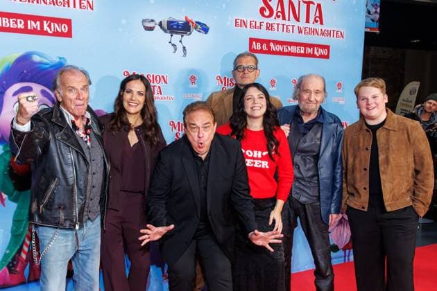 Mission Santa - Ein Elf rettet Weihnachten - Wolfgang Fierek, Bettina Zimmermann, Oliver Kalkofe, Götz Otto, Vanessa Maria Gierzwecki, Michael Mendl und Julius Weckauf bei der Premiere Mission Santa - Ein Elf rettet Weihnachten im Kino in der Kulturbrauerei am 25.10.2025 in Berlin. Copyright: xEventpressxKochanx
