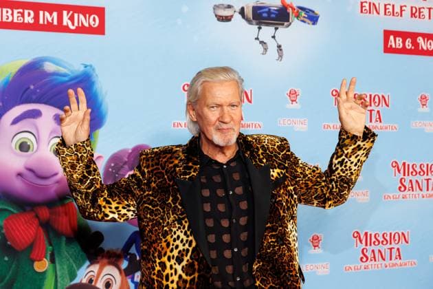 Mission Santa - Ein Elf rettet Weihnachten - Johnny Logan bei der Premiere Mission Santa - Ein Elf rettet Weihnachten im Kino in der Kulturbrauerei am 25.10.2025 in Berlin. Copyright: xEventpressxKochanx