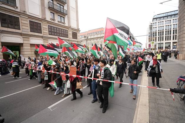News Themen der Woche KW 43 News Bilder des Tages Pro-Palestinian demonstration in Berlin BERLIN, GERMANY - OCTOBER 25: Protesters in Germany s capital, Berlin, hold a pro-Palestinian demonstration on October 25, 2025. The protest begins in front of the Berlin Rotes Rathaus and continues with a march toward Potsdamer Platz. During the march, some protesters are detained by the police. Ilkin Eskipehlivan Anadolu Berlin Germany. Editorial use only. Please get in touch for any other usage.  Copyright: x2025xAnadoluxIlkinxEskipehlivanx