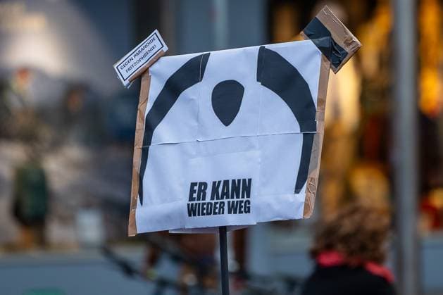News Themen der Woche KW 43 News Bilder des Tages Nürnberg ist bunt - Demonstration gegen Rechtsextremismus der Allianz gegen Rechtsextremismus in Nürnberg, Nürnberg, 25.10.2025 Ein Schild bei einer Demonstration zeigt eine stilisierte Darstellung mit der Aufschrift ER KANN WIEDER WEG. Oben am Schild ist ein zusätzlicher Zettel angebracht mit dem Text GEGEN PARANOIDE FRITZOPHRENIE!. Das Motiv bezieht sich ironisch-kritisch auf Bundeskanzler Friedrich Merz (CDU) und dessen migrationspolitische Aussagen, die öffentlich vielfach als hetzerisch kritisiert wurden. Die Szene entstand im Rahmen einer Kundgebung gegen Rechtsextremismus und rechte Hetze. Nürnberg Bayern Deutschland *** Nuremberg is colorful Demonstration against right-wing extremism of the Alliance against Right- 20251025-6V2A1043-M4000