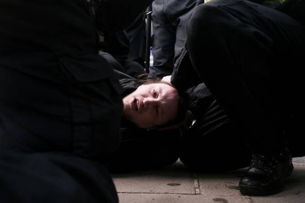 News Themen der Woche KW 43 News Bilder des Tages RECORD DATE NOT STATED UKIP Protestors March Through Central London On 25 October 2025 An anti-fascist demonstrator is arrested for breaching Section 14 at Marble Arch in London. The Metropolitan Police lay out restrictions ordering that counter-protesters are only allowed to demonstrate in Whitechapel, while the UKIP march is to be in Central London. London United Kingdom  Copyright: xSeiyaxTanasex originalFilename: tanase-notitle251025_npq2A.jpg