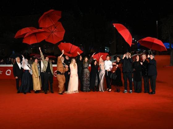 Entertainment Bilder des Tages Rome Cinema Fest 2025, evening 11 - Red Carpet for the film Illusion. Pictured are the cast with umbrellas.  Copyright: xMaurizioxD Avanzox xipa-agency.netx xDxAvanzo Provvisionatox IPA_Agency_IPA67066012