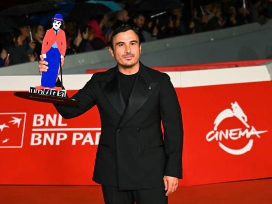 Rome: Roma Cinema Fest 2025, evening 11 - Winners Red Carpet. Pictured is Francesco Di Leva with the award. Rome  - ZUMAp169 20251025_zea_p169_777 Copyright: xMaurizioxD Avanzox