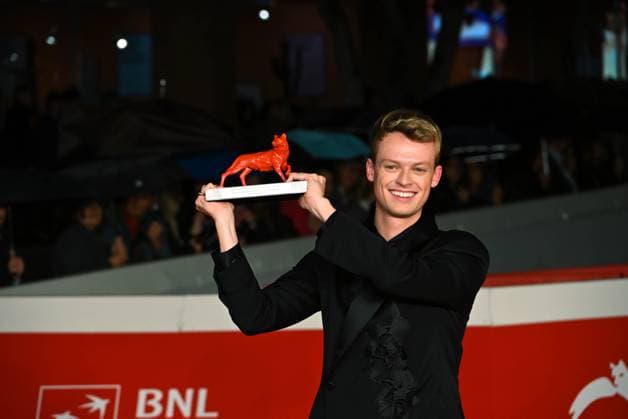 Rome: Roma Cinema Fest 2025, evening 11 - Winners Red Carpet. Pictured is Anson Boon with the award. Rome  - ZUMAp169 20251025_zea_p169_816 Copyright: xMaurizioxD Avanzox