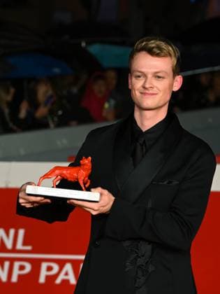 Rome: Roma Cinema Fest 2025, evening 11 - Winners Red Carpet. Pictured is Anson Boon with the award. Rome  - ZUMAp169 20251025_zea_p169_863 Copyright: xMaurizioxD Avanzox