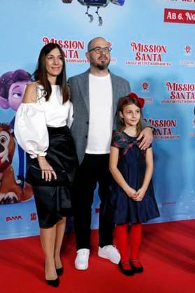 Mission Santa - Ein Elf rettet Weihnachten , Premiere im Kino in der Kulturbrauerei, Berlin, 25.10.2025 Regisseur Damjan Mitrevski mit Ehefrau und Tochter bei einem Special Screening von MISSION SANTA - EIN ELF RETTET WEIHNACHTEN in der Kulturbrauerei in Berlin am 25.10.2025 Berlin Kino in der Kulturbrauerei Copyright: xAnitaxBuggex