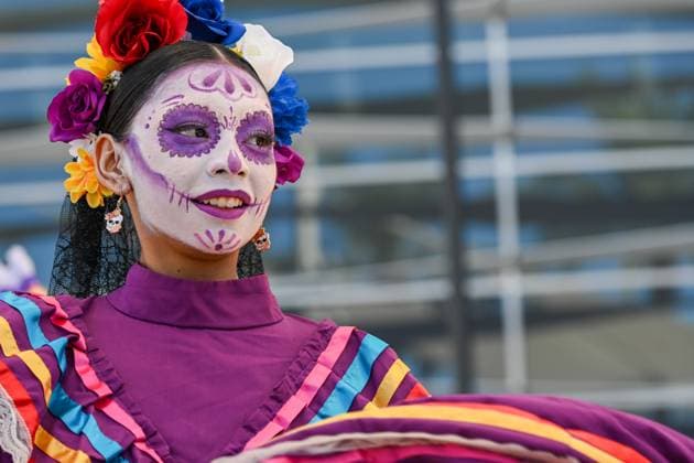 News Themen der Woche KW 43 October 25, 2025, Mesa, Arizona, USA: A folkloric dancer performs during a Day of the Dead (DoÂ­a de los Muertos) cultural celebration at the Mesa Arts Center, where the holiday is observed ahead of the traditional religious dates to honor and remember deceased loved ones. In recent years, DoÂ­a de los Muertos celebrations have spread widely across the United States, blending art, music, tradition, and community remembrance. Mesa USA - ZUMAb270 20251025_znp_b270_006 Copyright: xEduardoxBarrazax