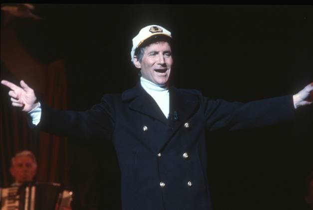 Freddy Quinn (Sänger) 10 84 chol Freddy Quinn im Oktober 1984 in Große Freiheit Nr. 7 im Operettenhaus Hamburg Österreich österreichisch österreichischer Österreicher Mann TV Fernsehen Fernsehsendung Schlagersänger Schauspieler Gesang Schlager Film Musiker Seemannslieder Theater austrian singer actor hoch halb singend lächelnd gestikulierend zeigend Bühne Kapitän Seemann Akkordeonspieler *** Freddy Quinn singer 10 84 chol Freddy Quinn in october 1984 in Große Freiheit Nr 7 at Operettenhaus Hamburg Austria austrian austrian man TV television television show pop singer actor singing pop song movie musician sailor songs theater austrian singer actor high half singing smiling gesticulating pointing stage captain sailor accord