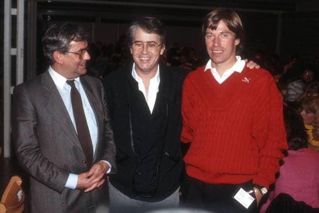 Leopold Prinz von Bayern und Frank Elstner (v. re.) 10 85 rag Leopold Prinz von Bayern (re.) mit Frank Elstner (Mi.) am Rande von Wetten, dass..? (ZDF) am 26. Oktober 1985 in Böblingen Fernsehshow Show Deutschland deutsch deutscher Mann Rennsport Rennsportler Autorennen Adel Luxemburger luxemburgischer Männer TV Fernsehen Fernsehmoderator Moderator Moderation Radio Radiomoderator Radiomacher Showmaster Fernsehshowentwickler Show Fernsehshow german racer racing driver presenter host quer halb stehend lächelnd *** Leopold Prince of Bavaria and Frank Elstner v re 10 85 rag Leopold Prince of Bavaria re with Frank Elstner Mi on the sidelines of Wetten, dass ZDF on October 26, 1985 in Böblingen television show show Germany German Germ