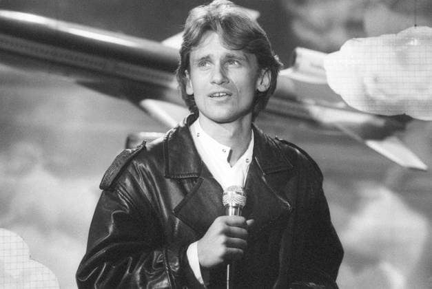 Rainhard Fendrich (Sänger) 02 84 vZ Rainhard Fendrich während eines Auftritts beim WWF-Club (WDR) am 3. Februar 1984 TV Fernsehen Show Fernsehshow Österreich Österreicher österreichischer Mann Gesang Musik Moderation TV Moderator Schauspieler Schauspiel Fernsehen austrian presenter actor singer musician quer halb stehend singend Mikrofon haltend Deko Dekoration Kulisse sw *** Rainhard Fendrich singer 02 84 vZ Rainhard Fendrich during a performance at WWF Club WDR on February 3, 1984 TV television show television show Austria Austrian Austrian man singing music moderation TV presenter actor acting television austrian presenter actor singer musician cross half standing singing holding microphone decoration decoration backdrop s
