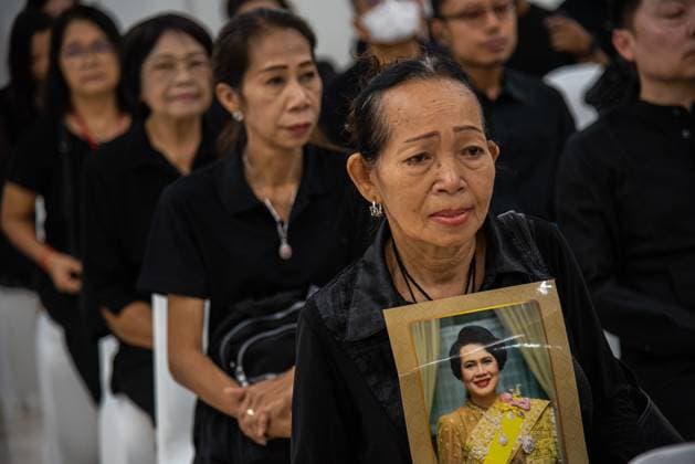 News Themen der Woche KW 43 News Bilder des Tages Mourning ceremony for Thailand Queen Mother Sirikit in Bangkok, Thailand - 26 Oct 2025 A mourner holds a portrait of Queen Mother Sirikit during the mourning ceremony for Queen Mother Sirikit at Chulalongkorn hospital. The Queen Mother Sirikit died at the age of 93 years old on 24 October 2025 at the Chulalongkorn Hospital. Bangkok Thailand Copyright: xPeeraponxBoonyakiatx xSOPAxImagesx MourningQueenSirikit-8