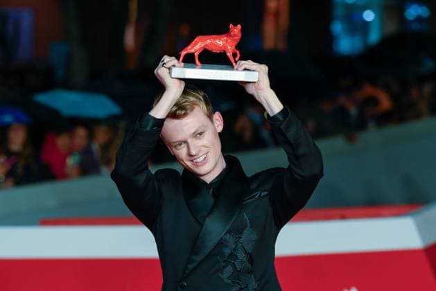 News - Festa del Cinema di Roma 2025 Anson Boon with Vittorio Gassman Award for best actor attends the Closing Ceremony red carpet during the 20th Rome Film Fest at Auditorium Parco della Musica on October 25, 2025 in Rome, Italy. Rome Auditorium Parco della Musica Italy Copyright: xFabrizioxCorradettix xLiveMediax LPN_2101449