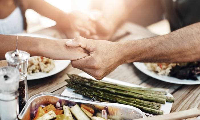 IMAGO Creative, Ostern, Bräuche, Osterbrunch Hands, praying and food at table for faith, gratitude and worship together at home. Closeup, people and buffet in dining room for lunch, support and healthy meal in afternoon for Christianity Hands, praying and food at table for faith, gratitude and worship together at home. Closeup, people and buffet in dining room for lunch, support and healthy meal in afternoon for Christianity., model released, , property released, , 60442890.jpg RECORD DATE NOT STATED
