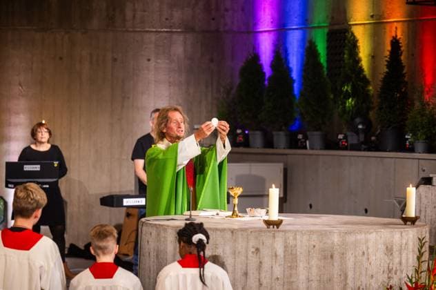 News Themen der Woche KW 43 Erstmals ist am Sonntag (26.10.2025) ein katholischer queerer TV-Gottesdienst vom ZDF uebertragen worden. Vorbereitet wurde der Gottesdienst von der Queergemeinde Muenster, die zu den aeltesten ihrer Art in Deutschland gehoert. Die Messe in der Kirche St. Anna in Muenster-Mecklenbeck feierte Pfarrer Karsten Weidisch (Mitte, Foto von der Generalprobe am 25.10.2025). (Siehe epd-Meldung vom 26.10.2025) EDITORIAL USE ONLY *** For the first time, a Catholic queer TV service was broadcast by ZDF on Sunday 26 10 2025 The service was prepared by the queer community of Muenster, which is one of the oldest of its kind in Germany The mass in the church of St Anna in Muenster Mecklenbeck was celebrated by Pastor Karsten Weidisch center, photo from the Copyright: epd-bild DetlefxHeese epd-Queerer_Gottesdienst1-kopieren