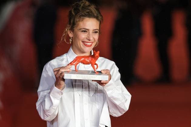 Closing Ceremony red carpet during the 20th Rome Film Fest in Italy. 25 October 2025 Jasmine Trinca with Monica Vitti Award for best actress attends the Closing Ceremony red carpet during the 20th Rome Film Festival at Auditorium Parco Della Musica in Rome. 25 October 2025, Credit:Davide Di Lalla - Unicode Images Avalon Italy, Rome, Auditorium Parco della Musica  Copyright: xDavidexDixLallax-xUnicodexImagesx xAvalonx 1048264960
