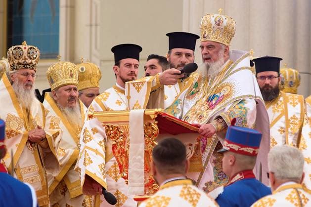 Worlds Largest Orthodox Cathedral, Icons Consecration, Bucharest, Romania Bucharest, Romania. 26th Oct, 2025: Romanian Patriarch Daniel (C) holds the service of consecration of the interior mosaics icons of the Romanian National Cathedral, an event marking the centennial of the Romanian Orthodox Patriarchate and 140 years of Autocephaly. First proposed in 1881 during the reign of King Carol I, it has been under construction since 2010 and stands today as the largest Orthodox Cathedral in the world, dominating Bucharest with its over 130 meters height. Bucharest Romania Copyright: xLucianxAlecux