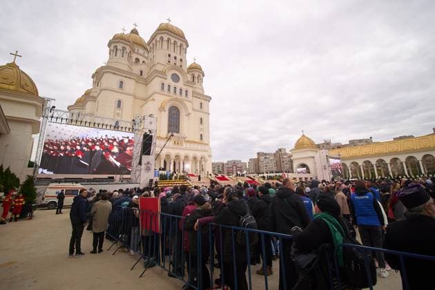 Worlds Largest Orthodox Cathedral, Icons Consecration, Bucharest, Romania Bucharest, Romania. 26th Oct, 2025: Orthodox belivers attend the consecration of the interior mosaics icons of the Romanian National Cathedral, an event marking the centennial of the Romanian Orthodox Patriarchate and 140 years of Autocephaly. First proposed in 1881 during the reign of King Carol I, it has been under construction since 2010 and stands today as the largest Orthodox Cathedral in the world, dominating Bucharest with its over 130 meters height. Bucharest Romania Copyright: xLucianxAlecux