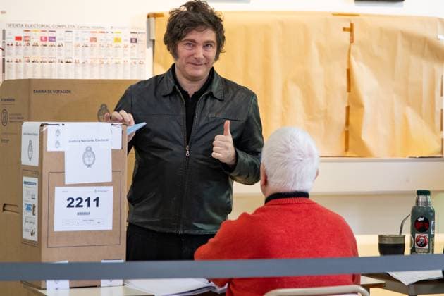 News Themen der Woche KW 43 News Bilder des Tages October 26, 2025, Buenos Aires, Buenos Aires, Argentina: President Javier Milei casts his vote at the Argentine Technological University during ArgentinaÃ¢â‚¬â ¢s midterm elections, in which deputies and senators who will form part of the National Congress are being elected. Buenos Aires Argentina - ZUMAp265 20251026_zip_p265_003 Copyright: xDelfinaxCorberaxPix